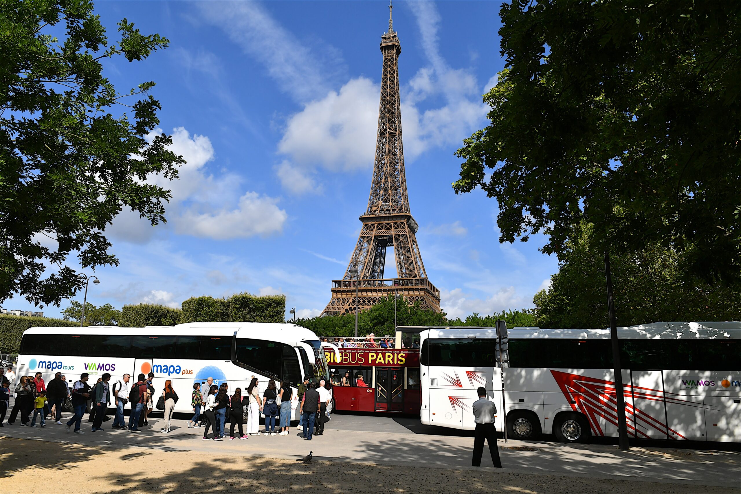 Paris,,France-07,26,2023:,Group,Of,Tourists,Returning,To,Their