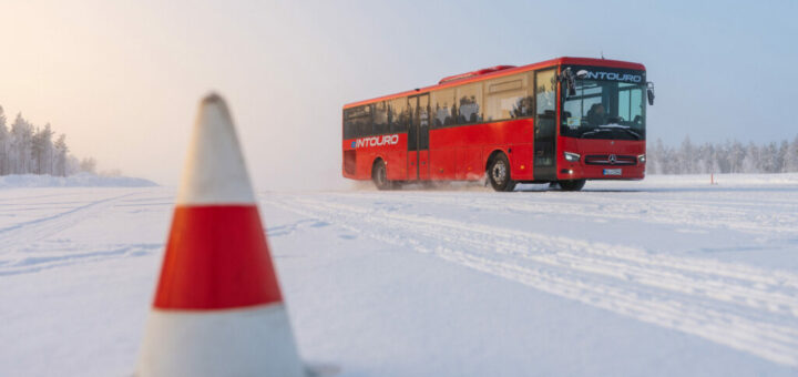 Neuer eIntouro trotzt erfolgreich Kälte, Eis und Schnee: Daimler Buses testet elektrischen Überlandbus in FinnlandThe new eIntouro successfully defies cold, ice and snow: Daimler Buses tests electric intercity bus in Finland