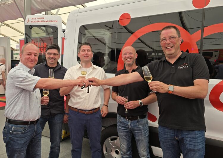 Tribus-Schluesseluebergabe-Foto-Taxi-Times-750x531