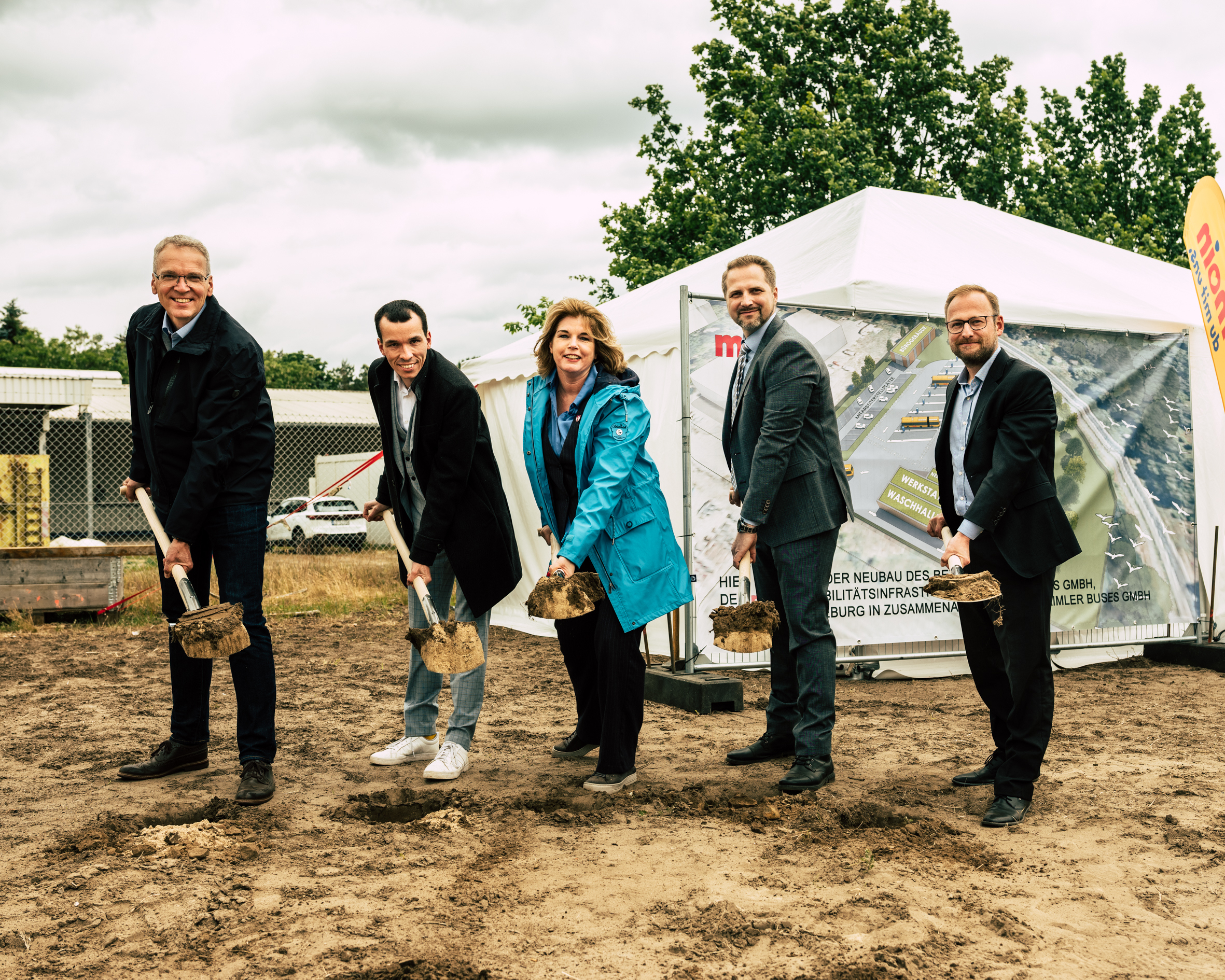 Premiere mit MOIN in Lüneburg: Daimler Buses errichtet erstmals komplett neuen E-Bus Betriebshof eines KundenPremiere with MOIN in Lüneburg: Daimler Buses builds a completely new electric bus depot for a customer for the first time