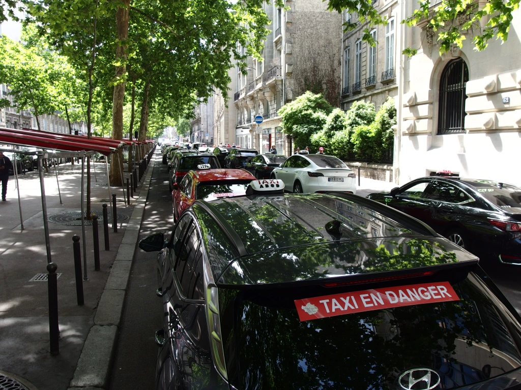 TAXI Foto 1 Taxiproteste Paris. Foto 100% Taxis