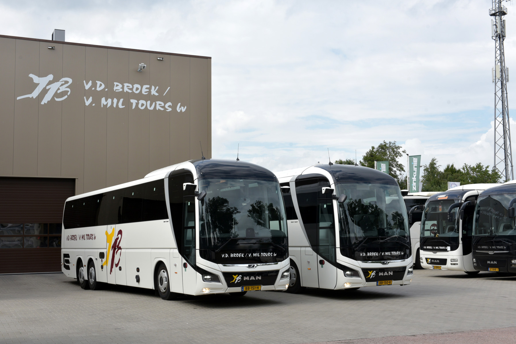 BUS vdbroekvmiltours18