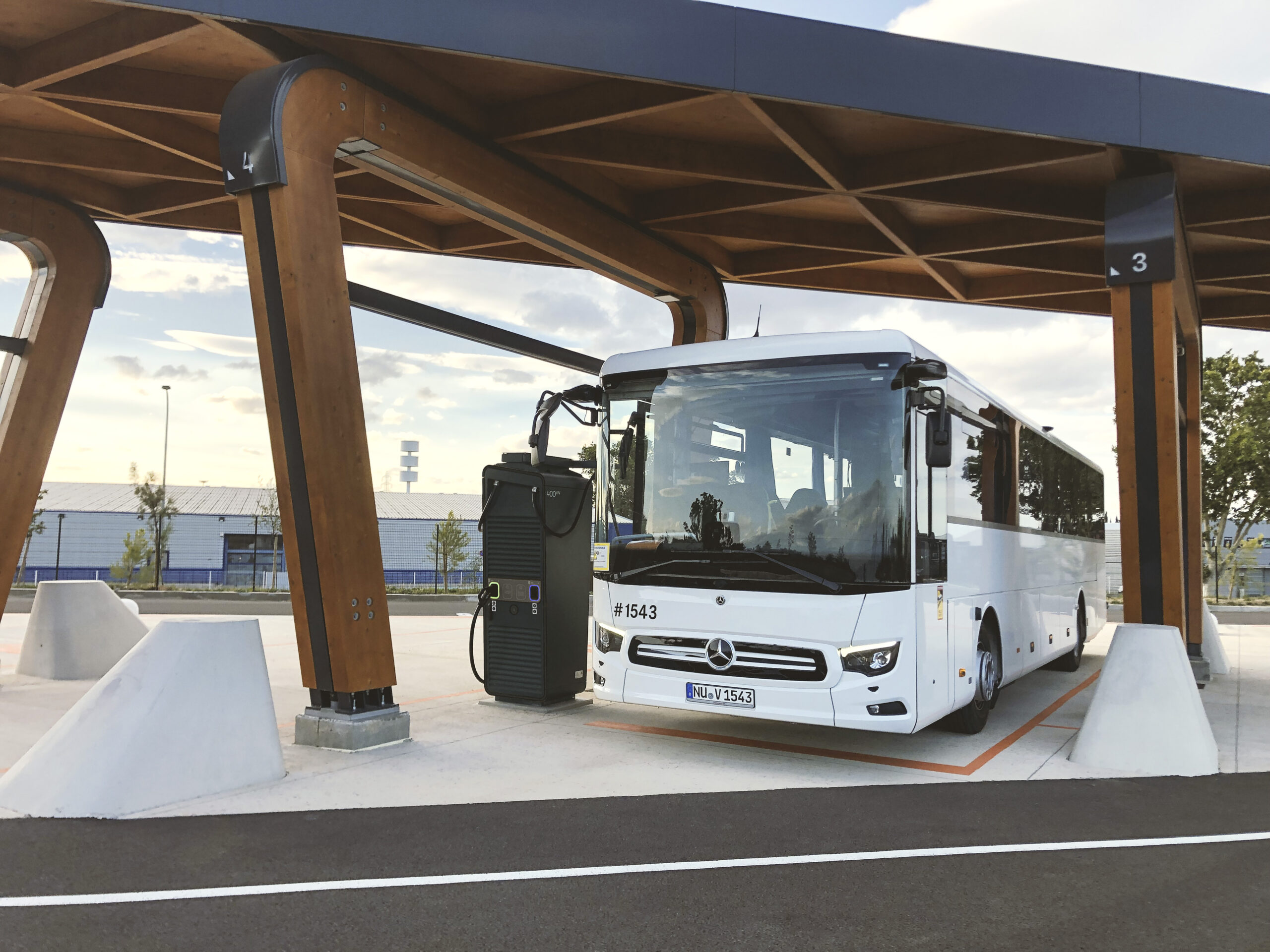 Daimler Buses startet Ausbau öffentlicher LadesäulenDaimler Buses launches expansion of public charging stations