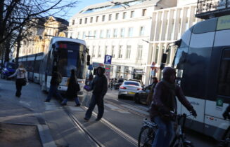 OV Gent trams KOUTER - op rails wachtende auto's voor volle parkeergarage hinderen tramverkeer, tot 30 minuten vertraging - foto vzw Reizigersbo