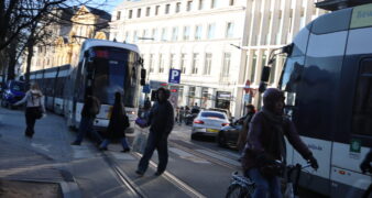 OV Gent trams KOUTER - op rails wachtende auto's voor volle parkeergarage hinderen tramverkeer, tot 30 minuten vertraging - foto vzw Reizigersbo
