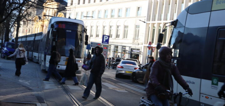 OV Gent trams KOUTER - op rails wachtende auto's voor volle parkeergarage hinderen tramverkeer, tot 30 minuten vertraging - foto vzw Reizigersbo