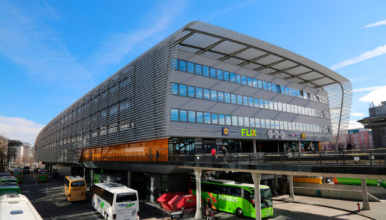 Daimler Buses errichtet eigene öffentliche Ladesäulen am Zentralen Omnibusbahnhof in MünchenDaimler Buses to Install Its Own Public Charging Stations at Munich Central Bus Station